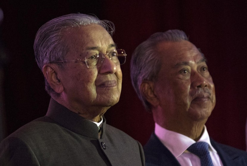 Mahathir Mohamad (kiri) dan Muhyiddin Yassin (kanan), Mahathir memastikan diri akan maju kembali di bursa perdana menteri. 