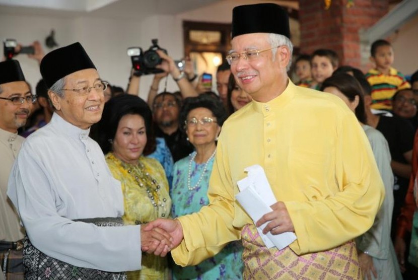 Mahathir Mohamad (kiri) dan Najib Razak (kanan)