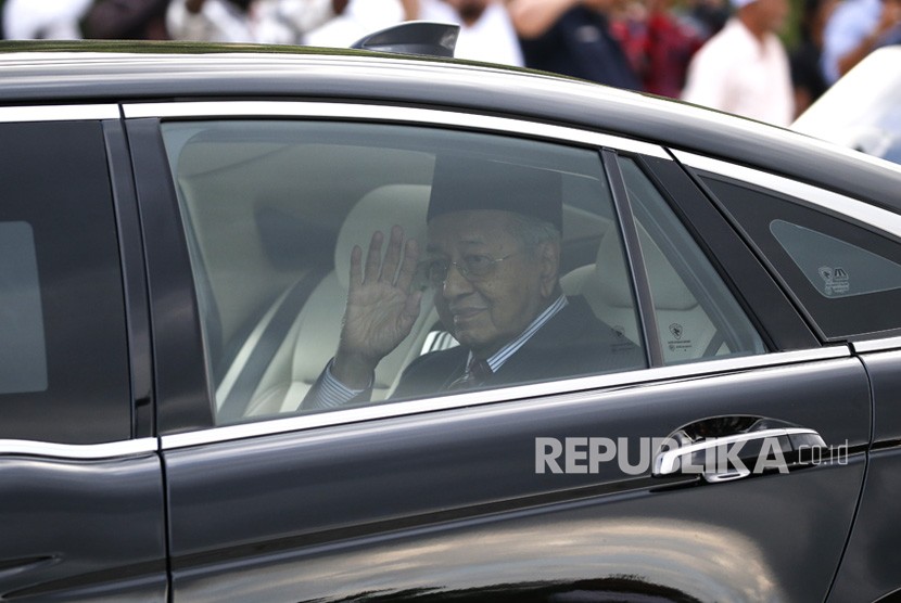 Mahathir Mohamad melambaikan tangan setelah memberikan audiensi dengan Raja Malaysia Sultan Abdullah Sultan Ahmad Shah di Istana Nasional Kuala Lumpur, Senin (24/22020). Mahathir telah mengundurkan diri sebagai Perdana Menteri Malaysia.