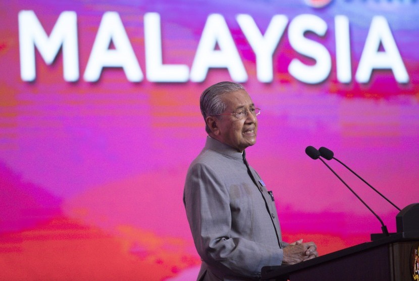 Mahathir Mohamad mengundurkan diri dari jabatannya sebagai Perdana Menteri Malaysia.