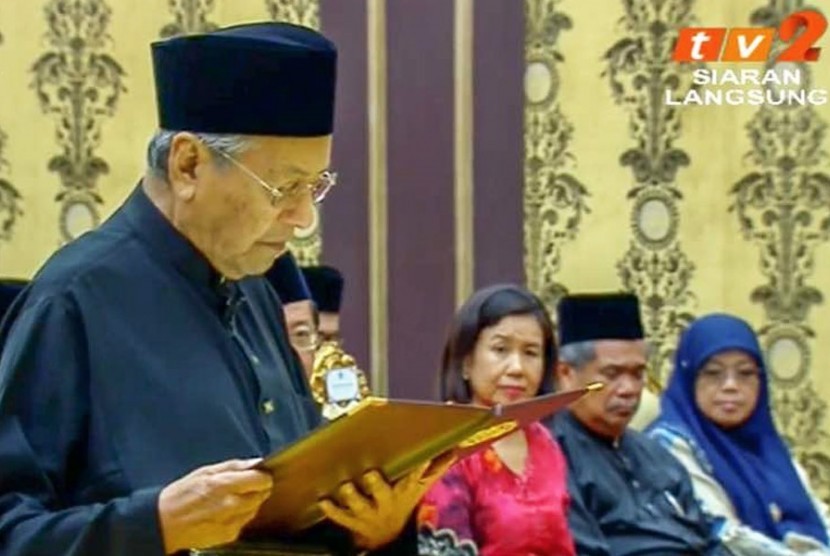 Mahatir Mohammad mengucapkan sumpah sebagai Perdana Mentri Malaysia, (10/5). (ilustrasi)