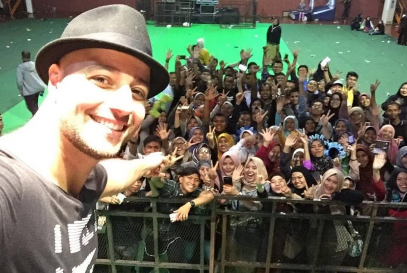 Maher Zain berswafoto dengan para fan