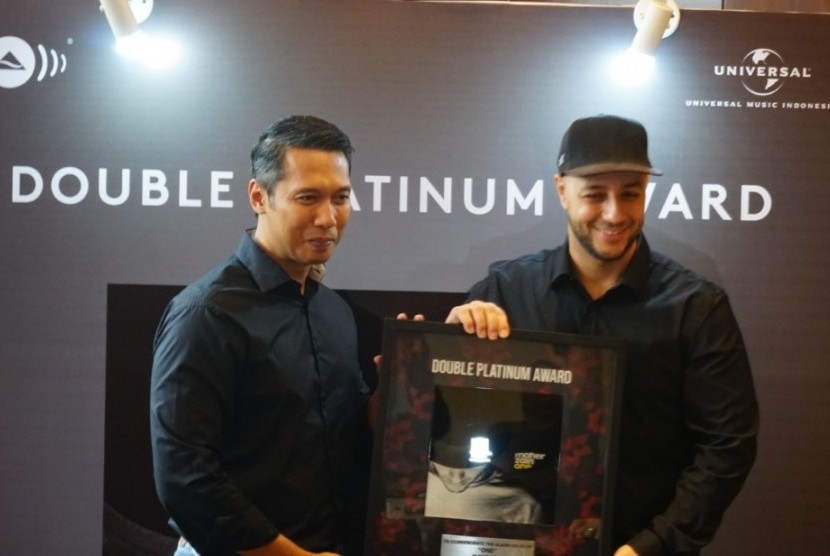 Maher Zain (kanan) saat menerima sertifikasi double platinum atas albumnya “ONE”, di Jakarta.