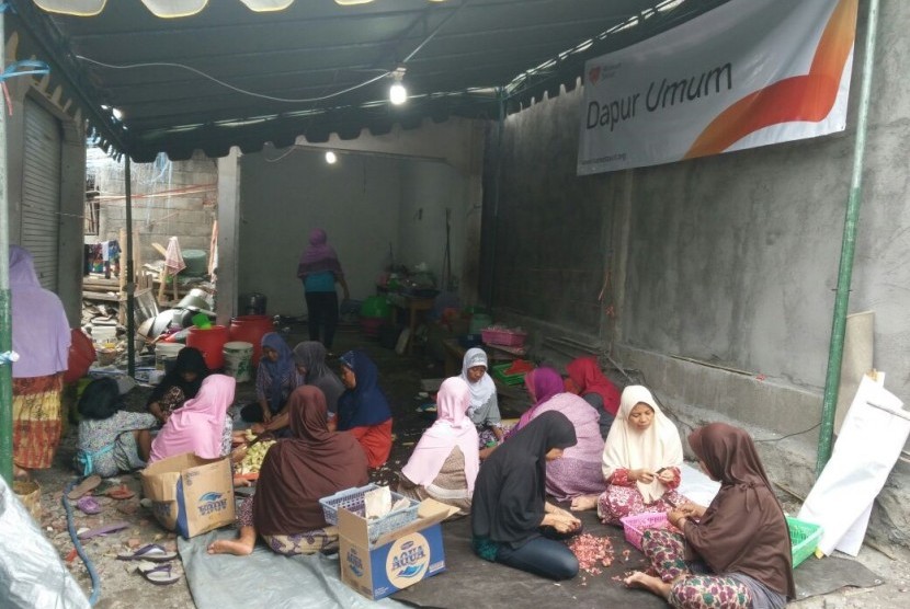 Mahesa (kedua dari kanan) bersama pengungsi lain di dapur umum Posko Pengungsi Kampung Muslim Gelgel, Semarapura, Klungkung