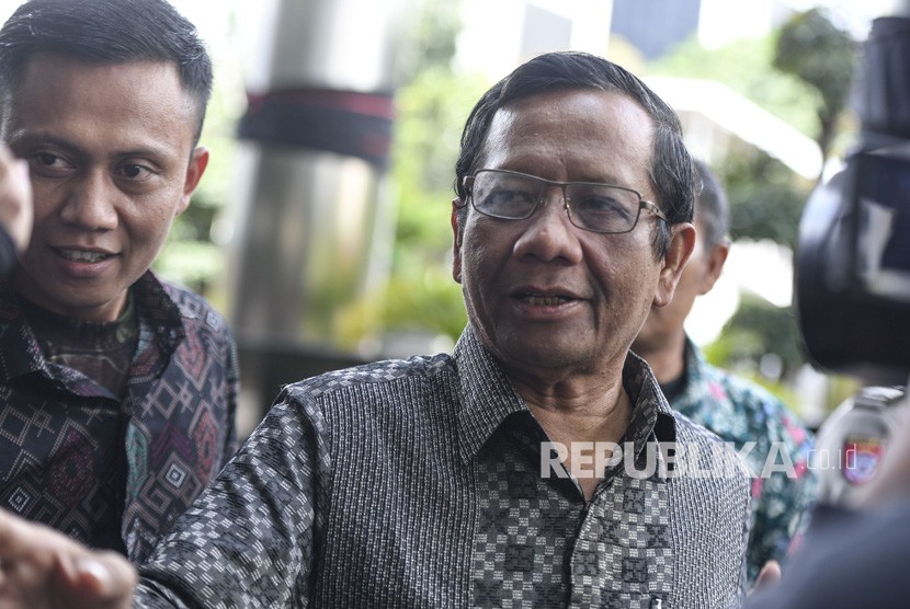 Mahfud MD Datangi KPK. Mantan Ketua Mahkamah Konstitusi Mahfud MD menjawab pertanyaan wartawan saat akan meninggalkan Gedung KPK di Jakarta, Rabu (27/2/2019).