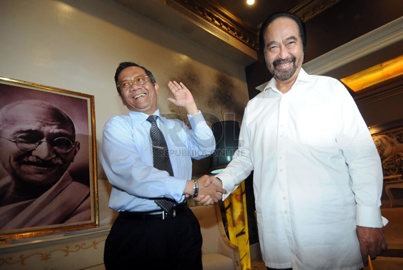  Mahfud MD (kiri) menemui Ketua Umum Partai Nasional Demokrat (NasDem) Surya Paloh di Kantor Pusat Partai Nasdem, Jakarta, Rabu (30/4). 