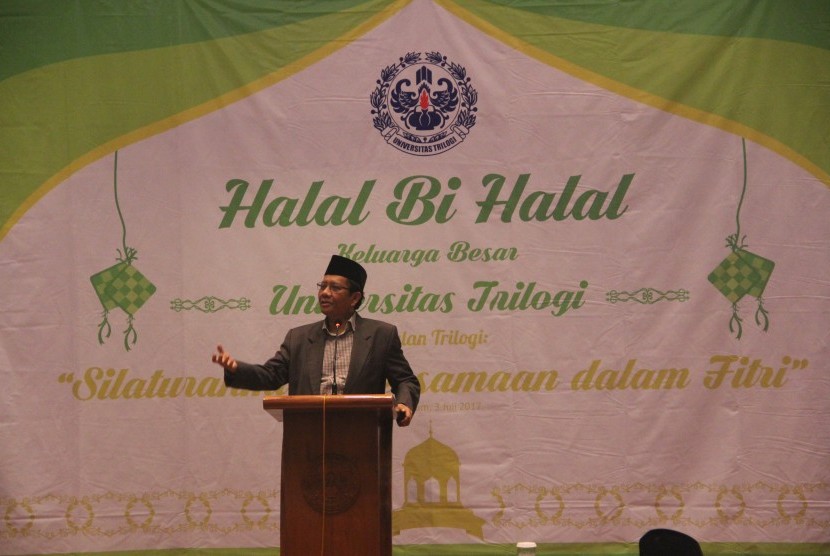 Mahfud MD memberikan tausiah saat acara halal bi halal di Universitas Trilogi