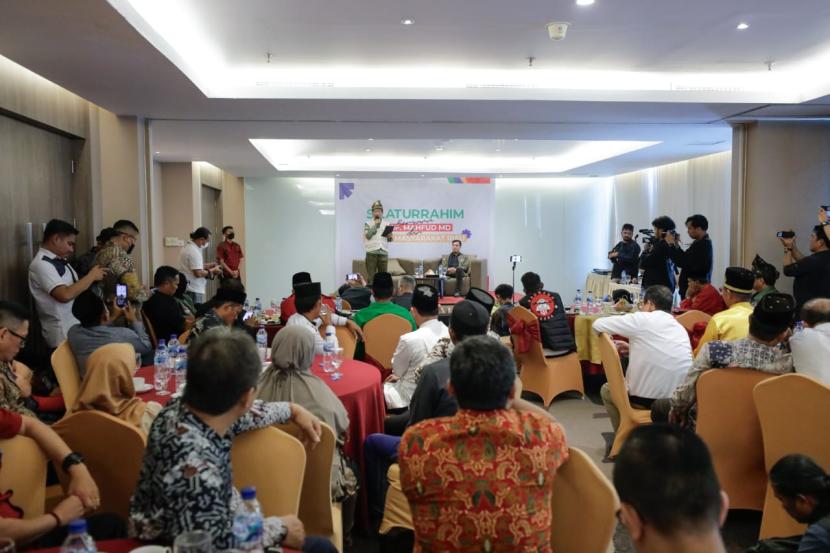 Mahfud MD menemui sejumlah tokoh masyarakat dari berbagai daerah di Riau dalam rangkaian kampanye ke Kota Pekanbaru, Riau, Senin (29/1/2024).