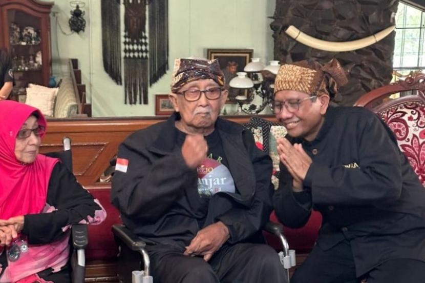 Mahfud MD mengunjungi kediaman Gubernur Jawa Barat periode 1970-1975 Solihin Gautama Purwanegara di Bandung, Jawa Barat, Ahad (10/12/2023).