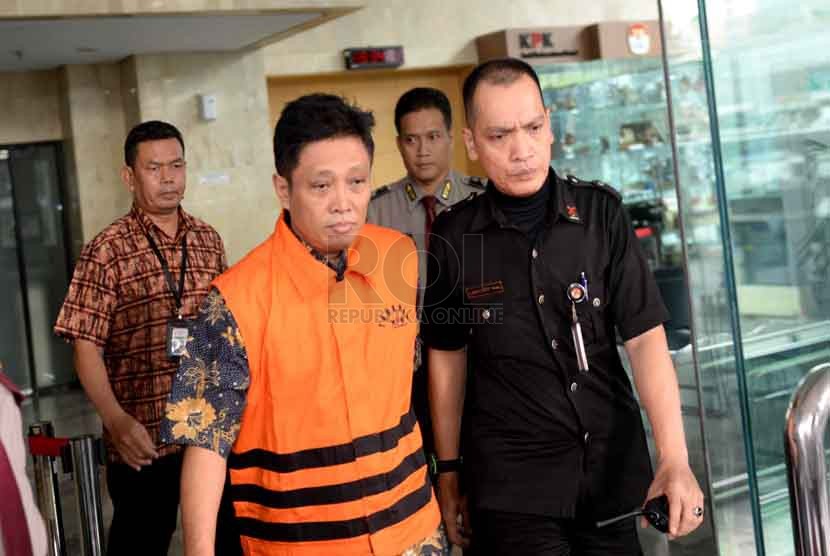  Mahfud Suroso meninggalkan Gedung KPK usai menjalani pemeriksaan di Jakarta, Jumat (3/10).(Republika/ Wihdan)