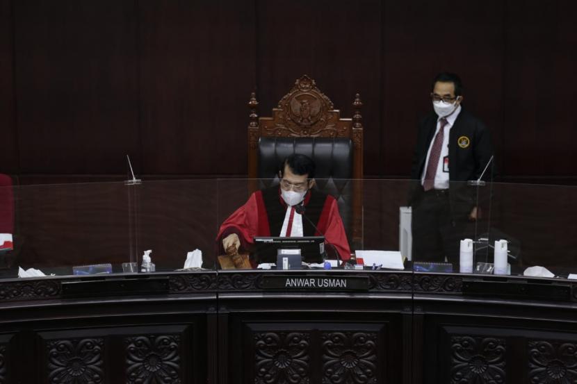 Pakar hukum tata negara minta anwar usman mundur dari posisi ketua mk