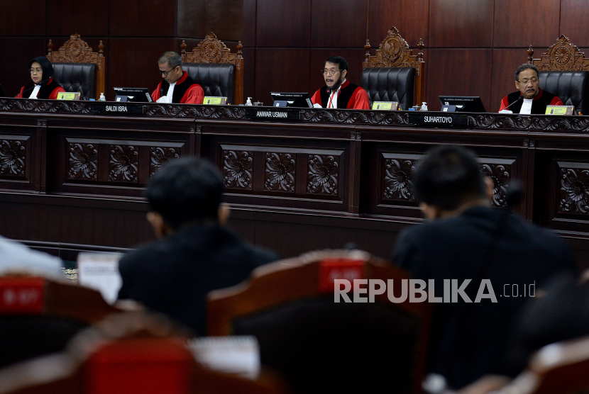 Mahkamah Konstitusi (MK) pada Senin (16/10/2023) memutuskan mengabulkan permohonan seorang mahasiswa asal Surakarta, Almas Tsaibbirru Re A yang ingin mengubah batas usia minimal capres-cawapres menjadi 40 tahun