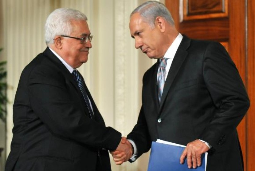 Perdana Menteri Israel Benjamin Netanyahu dan Presiden Palestina Mahmoud Abbas dilaporkan memiliki saluran komunikasi rahasia. 