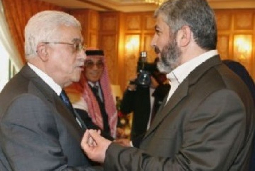 Mahmoud Abbas ()kiri) dan Ketua Biro Politik Hamas, Khaled Meshal