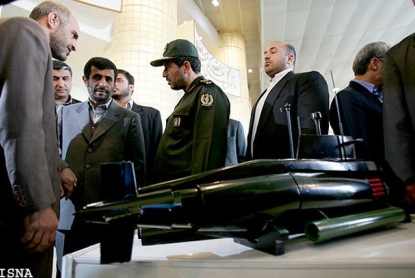 Mahmoud Ahmadinejad bersama petinggi militer Iran menyaksikan miniatur desain kapal selam