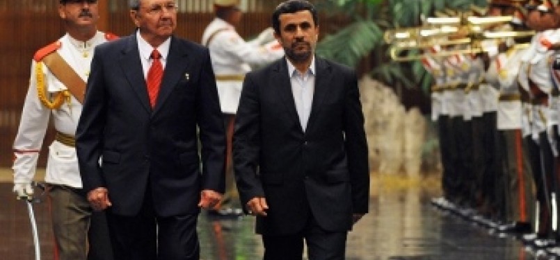 Mahmoud Ahmadinejad bertemu dengan presiden Kuba, Raul Castro dalam lawatan ke Amerika Latin