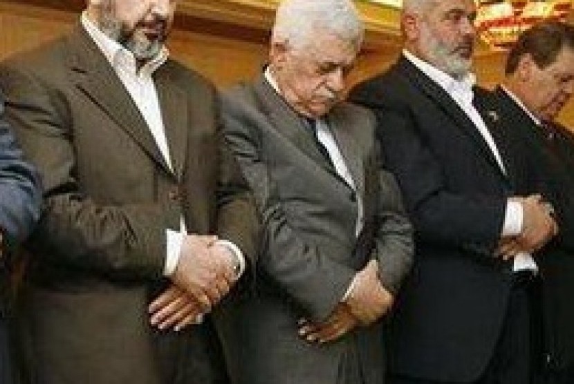 Mahmud Abbas menunaikan shalat bersama para pemimpin Hamas
