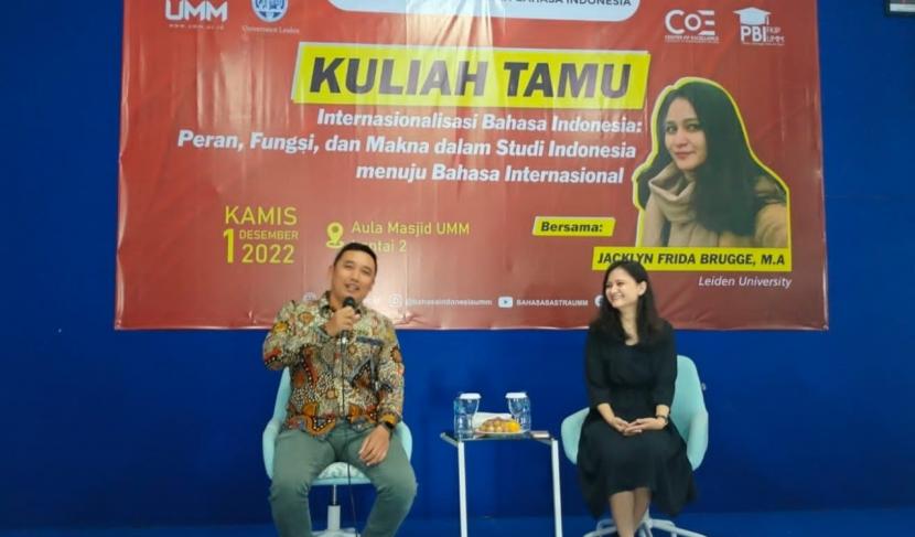 Mahsiswa asing asal Belanda, Jacklyn Frida Brugge mengisi materi dalam kuliah tamu prodi Pendidikan Bahasa Indonesia (PBI) Universitas Muhammadiyah Malang (UMM). 