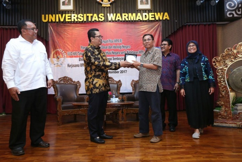 Mahyudin dalam Sosialisasi Empat Pilar MPR kepada mahasiswa Fakuktas Ekonomi Umiversitas Warmadewa, Denpasar, Bali.