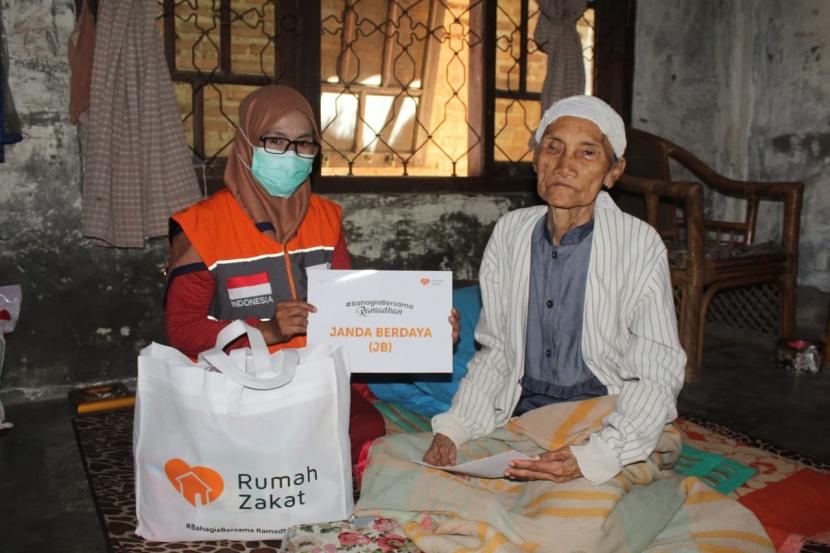 Maimunah (60), seorang lansia dari Desa Lempang, Kecamatan Teluk Pandang, Kabupaten Pesawaran yang menerima bingkisan Janda Berdaya (JB) dari Rumah Zakat, Jum’at (16/4).