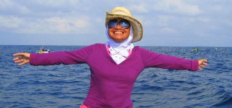 Main ke pantai, pengguna hijab tetap bisa tampil nyaman dan cantik.