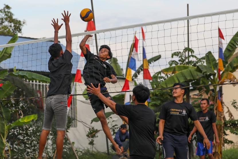 Main voli bareng warga diadakan di Lapangan Voli Desa Tegal Binangun, Jalan Talang Petai, Kecamatan Plaju, Kota Palembang, Sumatra Selatan. 