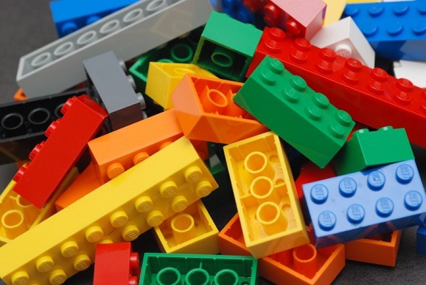 Mainan Lego. Balok lego terkadang sukar dibersihkan dengan saksama.