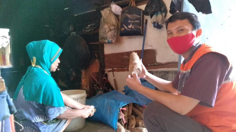 Mainotamimi bersama suami berprofesi sebagai pembuat keripik singkong menerima bantuan Rumah Zakat.