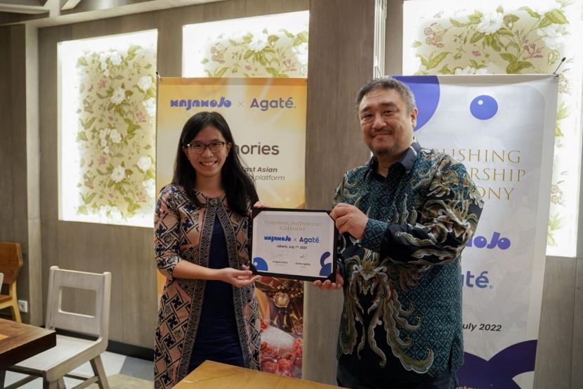Majamojo CEO Jungwon Hahn (right) and Agate CEO Shieny Aprilia at the signing of a collaboration to present the Memories game in Jakarta (7/7/2022). Collaboration with Agate is one of Majamojo