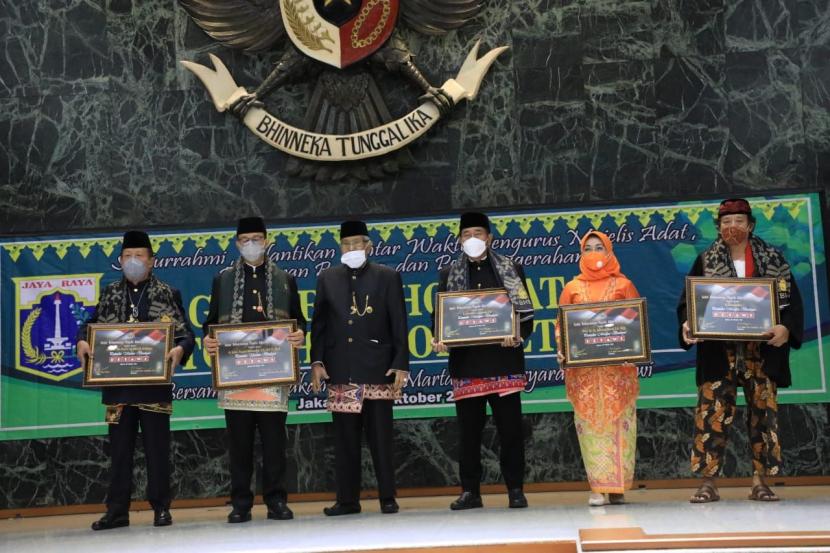Majelis Adat Badan Musyawarah (Bamus) Betawi memberi Gelar Kehormatan Tokoh Betawi kepada 11 orang di Balai Kota DKI, Jakarta Pusat, Ahad (31/10).