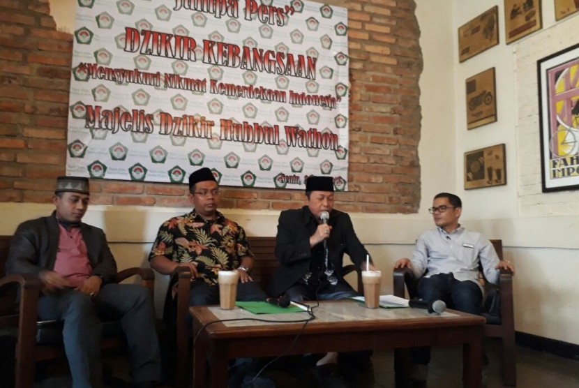 Majelis Dzikir Hubbul Wathon (MDHW) menggelar jumpa pers terkait rencana MDHW dan Istana Negara menggelar zikir Kebangsaan dalam rangka HUT RI ke-72 di Bakkoel Coffie, Jakarta Pusat, Senin (31/7).