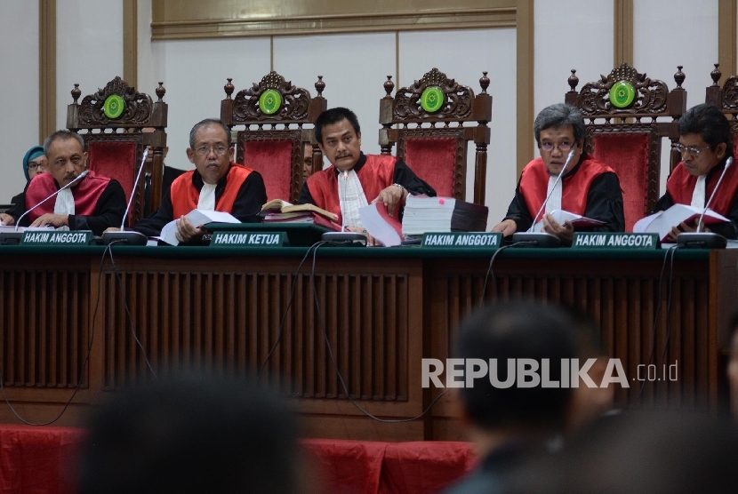 Majelis Hakim dalam persidangan kasus penistaan agama Basuki Tjahaja Purnama atau Ahok seusai menjalani sidang lanjutan di Auditorium Kementerian Pertanian, Jakarta, Selasa (25/4).