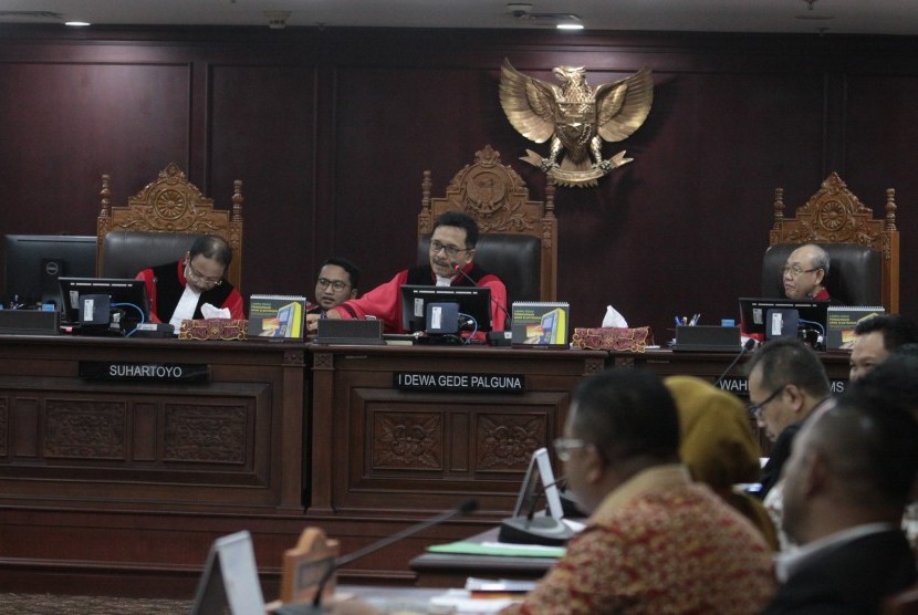 Majelis Hakim Mahkamah Konsititusi (MK) . I Dewa Gede Palguna (tengah) didampingi dua hakim konstitusi Suhartoyo (kiri) dan Wahiduddin Adams (kanan) saat memimpin sidang lanjutan sengketa hasil Pemilu Legislatif 2019 di gedung MK, Jakarta, Selasa (16/7/2019). 