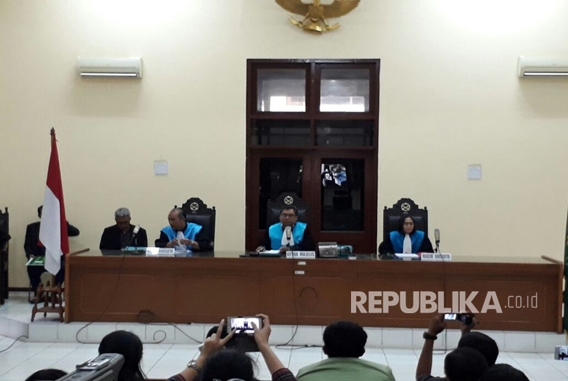 Majelis Hakim membacakan putusan gugatan nelayan, Walhi, dan KNTI terhadap Pemprov DKI Jakarta terkait proyek reklamasi Pulau F, I, K di Ruang Kartika, Pengadilan Tata Usaha Negara (PTUN) Jakarta Timur, Kamis (16/3). 