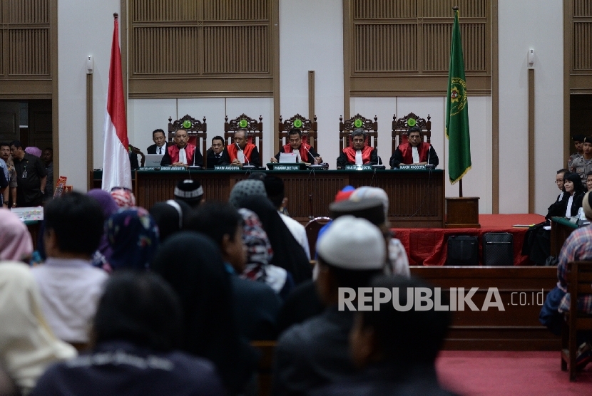 Majelis hakim memimpin sidang lanjutan kasus dugaan penistaan agama dengan terdakwa Gubernur DKI Jakarta nonaktif Basuki Tjahaja Purnama atau Ahok oleh PN Jakarta Utara di Auditorium Kementan, Ragunan, Jakarta Selatan, Selasa (4/4).