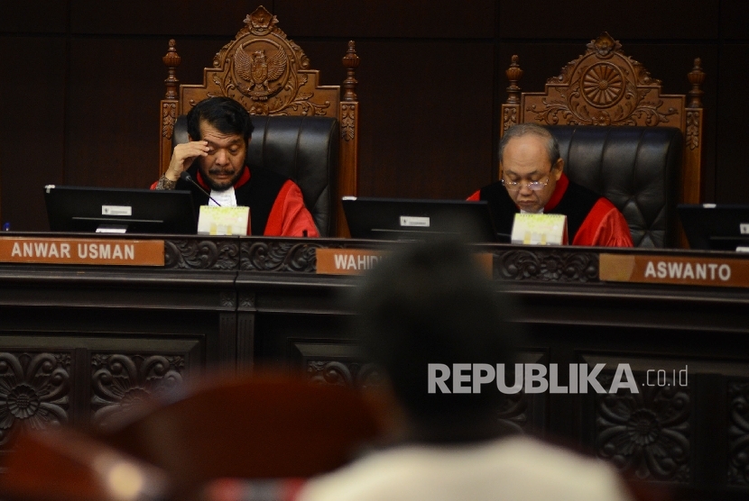 Majelis Hakim mendengarkan keterangan dari perwakilan Koalisi Perempuan Indonesia Dian Kartikasari saat memimpin sidang uji materi pasal perzinahan dalam KUHP di Gedung Mahkamah Konstitusi, Jakarta, Kamis (8/9). (Republika/Raisan Al Farisi)