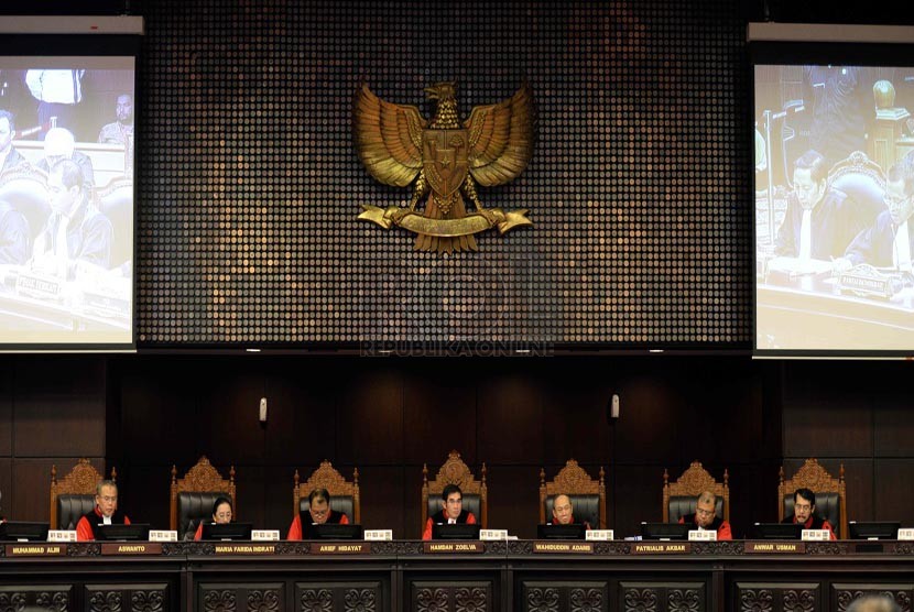 Majelis hakim MK mengikuti sidang pleno gugatan yang diajukan oleh Partai Demokrasi Indonesia Perjuangan (PDIP) tentang Undang-undang MPR, DPR, DPD dan DPRD (UU MD3) di Mahkamah Konstitusi, Jakarta, Selasa (23/9).(Republika/Wihdan).