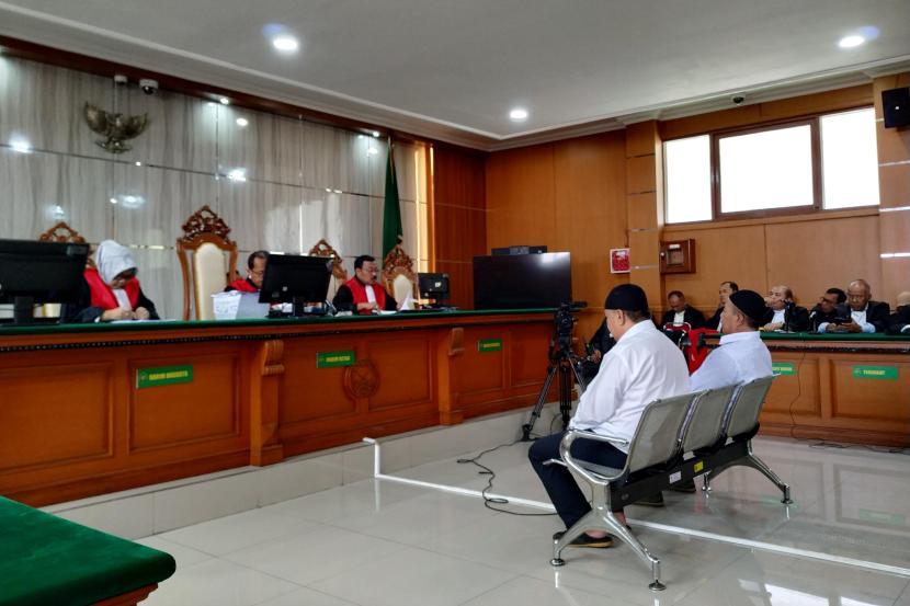 Majelis hakim Pengadilan Negeri Bandung menjatuhkan vonis hukuman tiga tahun enam bulan penjara kepada terdakwa Herry Hermawan Muller dan Dodi Rustandi Muller di Pengadilan Negeri Bandung