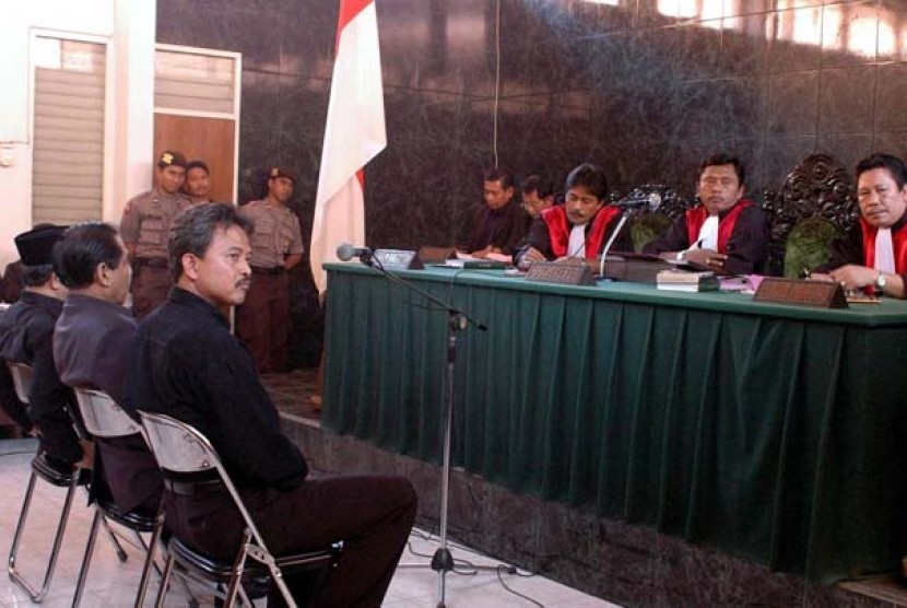 Majelis Hakim Pengadilan Negeri Kota Cirebon yang dipimpin Hakim Ketua Hardjono SH menolak eksepsi tiga orang mantan pimpinan Dewan Perwakilan Rakyat Daerah (DPRD) Kota Cirebon yang didakwa melakukan tindak pidana korupsi dalam persidangan di Pengadilan Ne