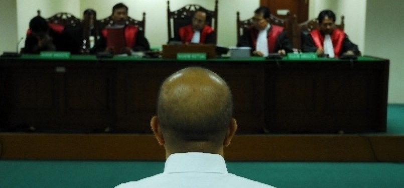 Majelis Hakim Tipikor tengah mengadili seorang terdakwa kasus korupsi.