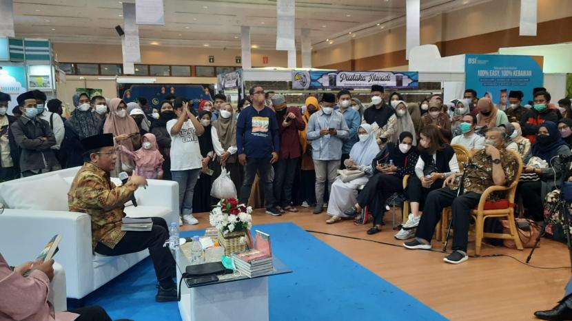 Majelis Hukama Muslimin (MHM) kantor cabang Indonesia bekerjasama dengan Penerbit Lentera Hati meluncurkan karya terbaru Prof M Quraish Shihab yang berjudul Toleransi: Ketuhanan, Kemanusiaan dan Keberagamaan di pameran IBF 2022, Gedung JCC, Sabtu (6/8/2022). 
