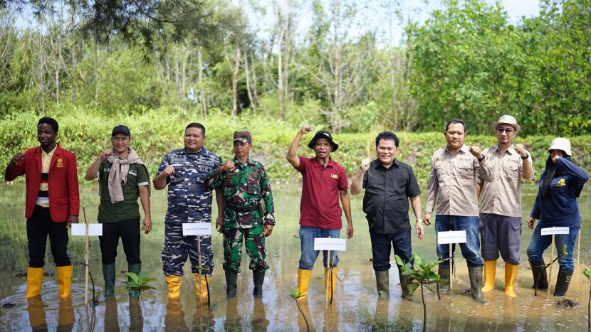 Majelis Lingkungan Hidup Pimpinan Pusat (MLH PP) Muhammadiyah melakukan aksi penanaman 1.000 Pohon Mangrove di Kabupaten Kulonprogo, Daerah Istimewa Yogyakarta, Sabtu (27/4/2024)