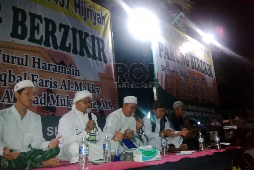 Majelis Nurul Haramain saat memimpin zikir dan shalat Nabi pada acara 'Parung Berzikir' di Masjid Riyadlush Shalihin, Parung, Bogor, Selasa (13/10).