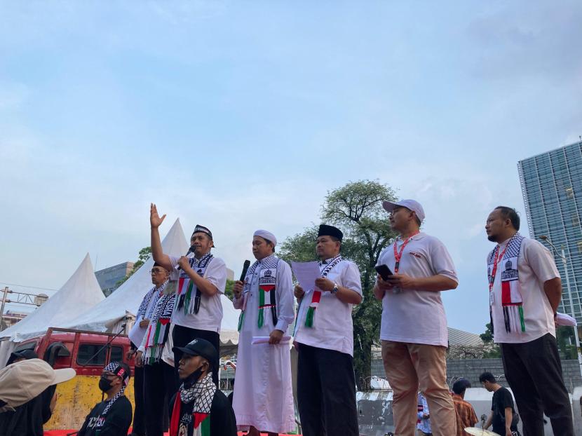 Majelis Ormas Islam (MOI) bersama ribuan massa dari berbagai elemen masyarakat mengggelar Aksi Damai Bela Palestina di depan Kedutaan Besar Amerika Serikat di Jakarta, Jumat (25/10/2024).