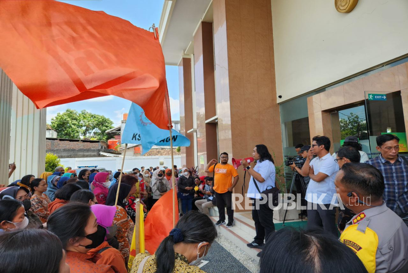Majelis Pekerja Buruh Indonesia (MPBI) DIY menggelar aksi solidaritas di depan Pengadilan Hubungan Industrial (PHI) Yogyakarta, Rabu (8/10/2025) Aksi ini bertujuan untuk memberikan dukungan kepada rekan-rekan buruh dari empat perusahaan berbeda yang yang sedang menjalani sidang pertama terkait kesenjangan hubungan industrial.