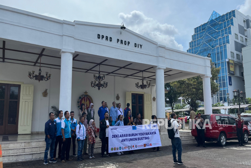 Majelis Pekerja Buruh Indonesia (MPBI) DIY menyuarakan penolakan praktik Union Busting melalui deklarasi di Gedung DPRD DIY, Selasa (14/1/2025). MPBI DIY menegaskan bahwa Union Busting sebagai pelanggaran serius terhadap hak pekerja yang harus dilawan bersama.