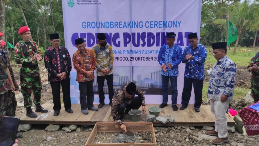 Majelis Pendidikan Kader (MPK) PP Muhammadiyah melakukan peletakan batu pertama gedung Pusat Pendidikan dan Pelatihan (Pusdiklat) Nasional Perkaderan Muhammadiyah di Kulonprogo, Yogyakarta, pada Sabtu (29/10). 