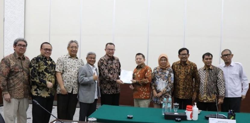Majelis Pengurus Pusat ICMI yang dipimpin Ketua Umum ICMI, Arif Satria bertemu dengan Menteri PPN/Kepala Bappenas Suharso Monoarfa.