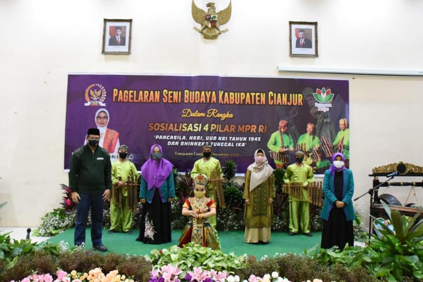  Majelis Permusyawaratan Rakyat (MPR) bersama Perempuan Bangsa menampilkan pagelaran seni budaya Kabupaten Cianjur untuk menyampaikan pesan-pesan Empat Pilar MPR.