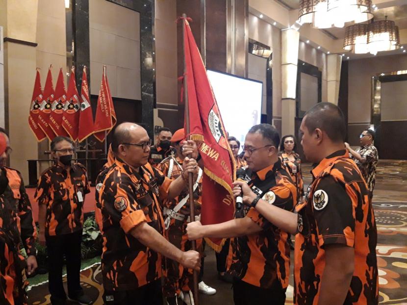 Pemuda Pancasila (PP). Kepolisian sedang memburu pria berseragam Pemuda Pancasila yang memalah sopir truk di Bogor.